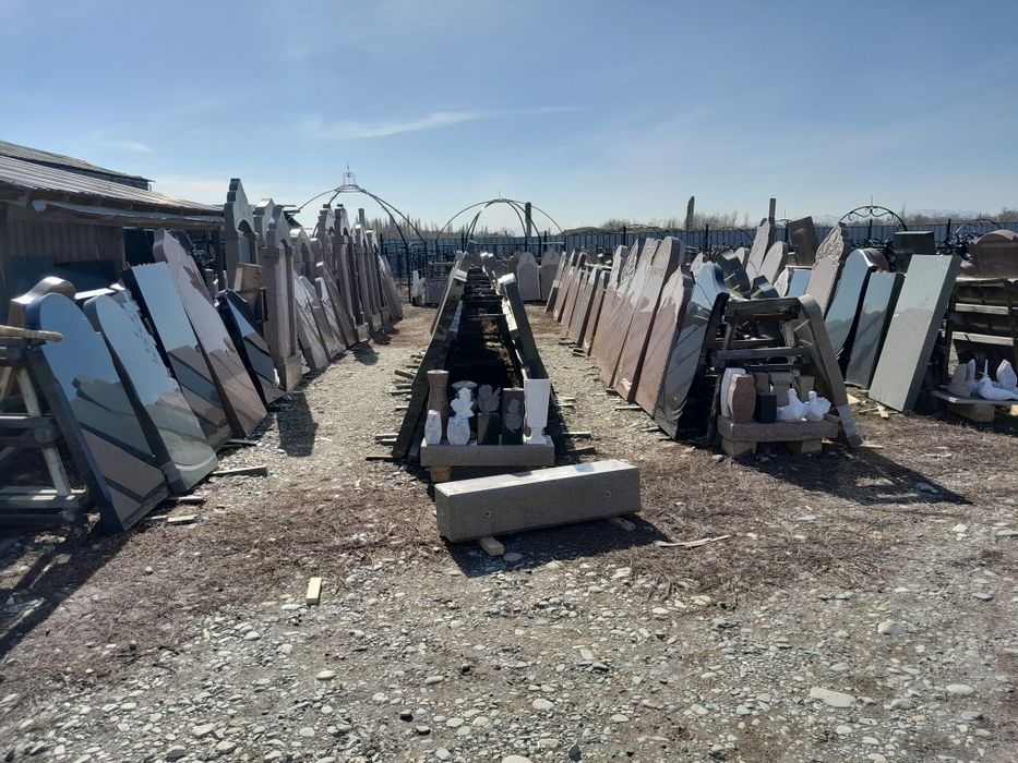 Оградки и памятники