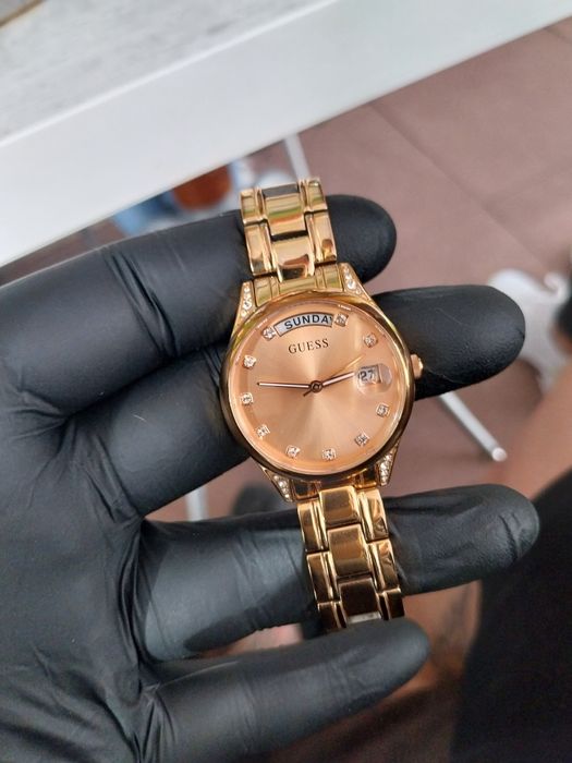 Часовник Guess марков