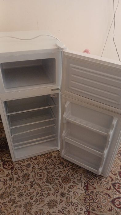 Маленький холодильник почти новый