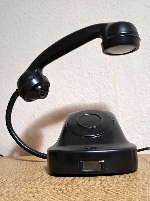 Дизайнерска Настолна Лампа от Стар Телефон