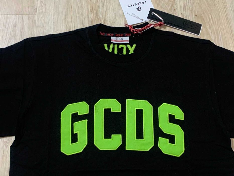 Мъжки тениски GCDS Milano налична в черно и в бял цвят