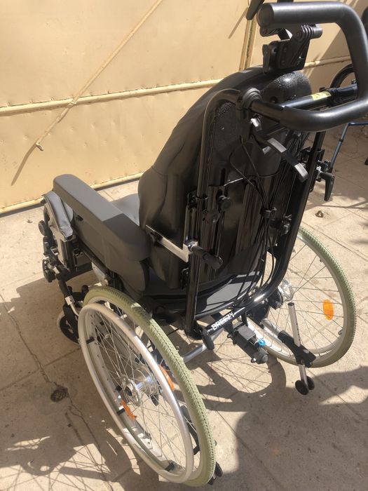 Scaun cu rotile pentru oameni cu dizabilități