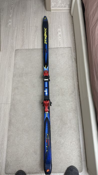 Продам лыжи и ботинки.