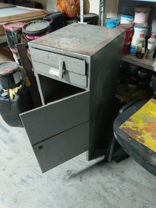 Железная тумбочка