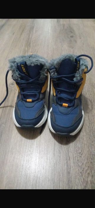 Vind doua perechi ghete copii