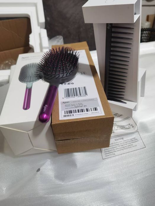 Расчёска  Dyson для подарк.