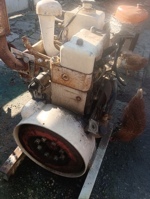 Продавам двуцилиндров двигател чист дизел, от корабен агрегат.