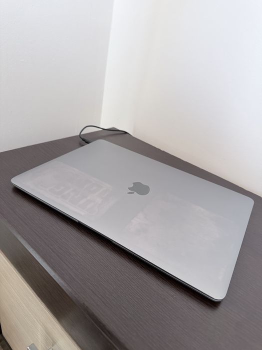 Macbook Air 2019 , i5, 256 gb , 8gb ram