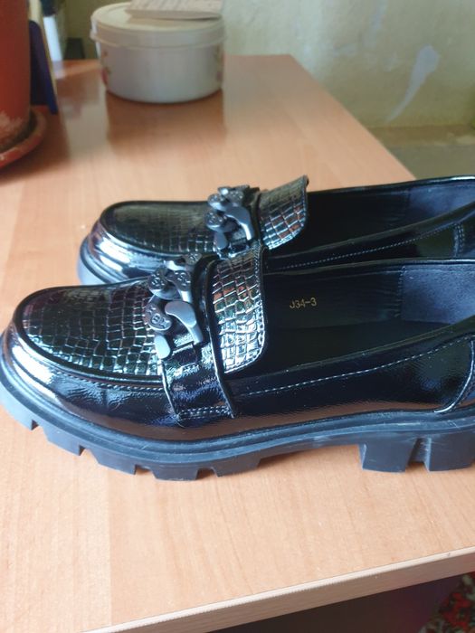 Продаются черные туфли.