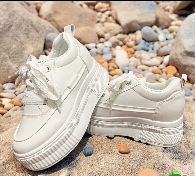 Продавам дамски маратонки