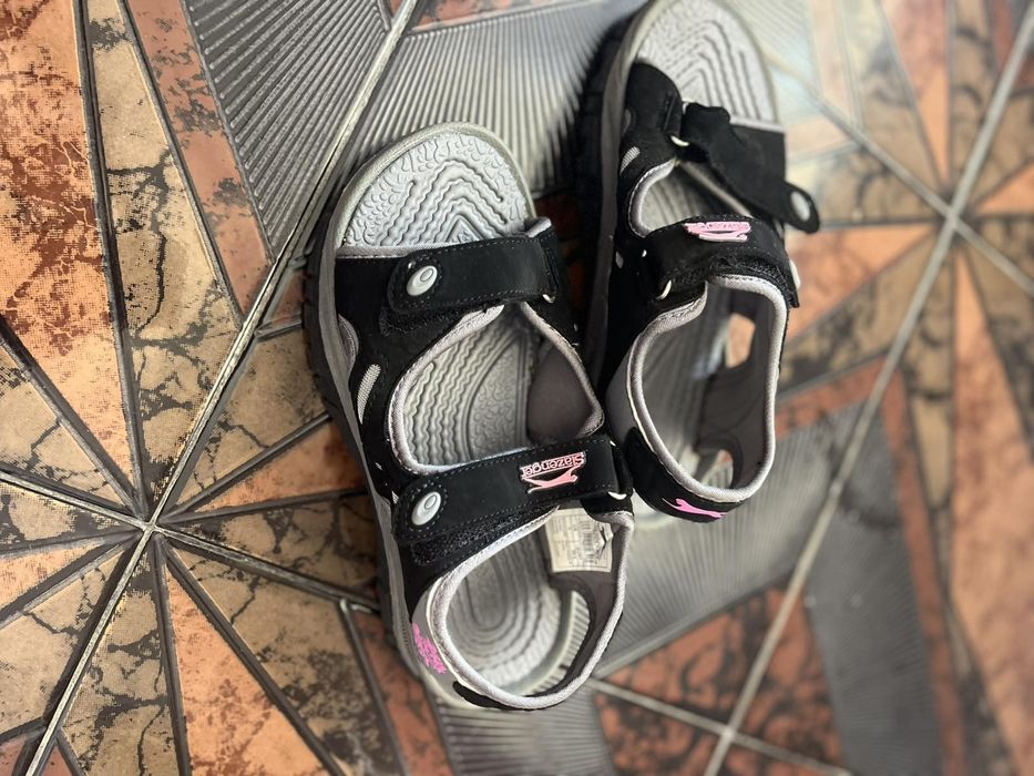 Детски сандали, маратонки и боти.