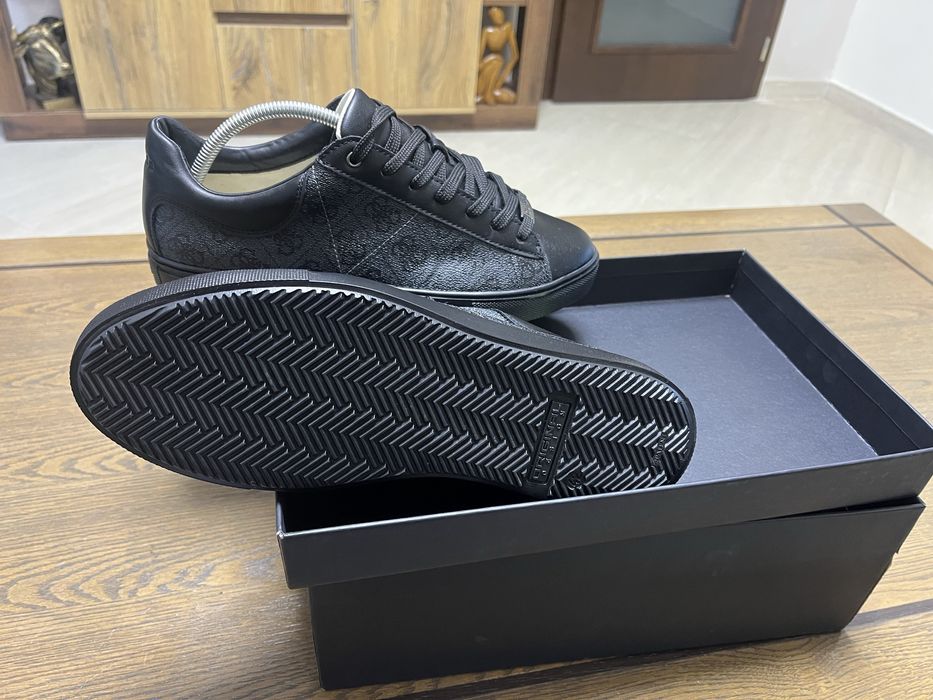 Обувки GUESS  42