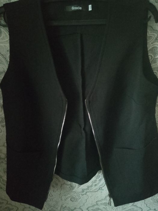 Продаю жилет черного цвета.