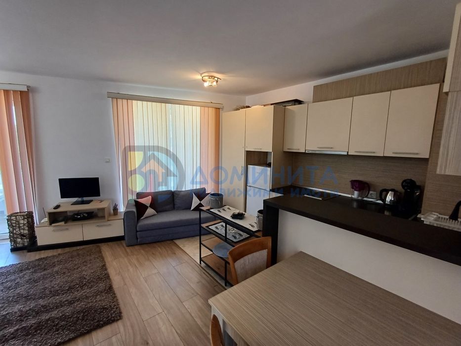 Просторен еднообемен апартамент на морския бряг.