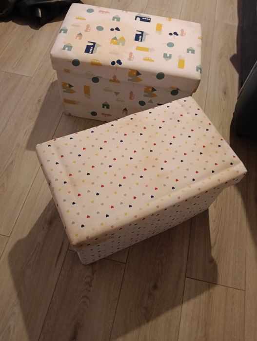 2 Cutii pentru depozitare diverse. La 25 lei.