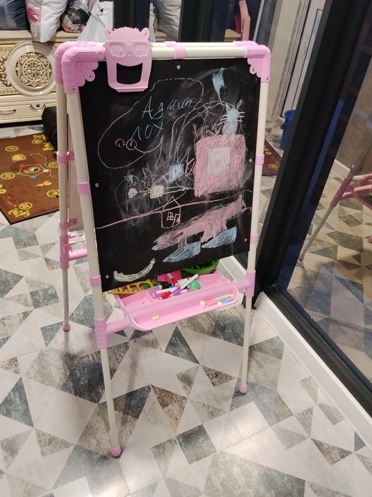 Пррдается детский мольберт, доска для рисования с мелом