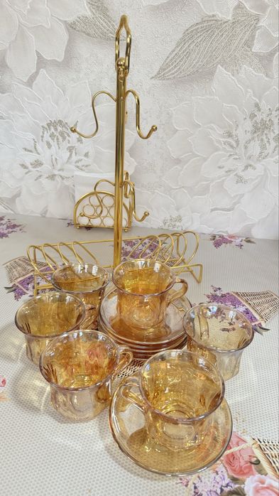 Чашки с блюдцами и вешалкой