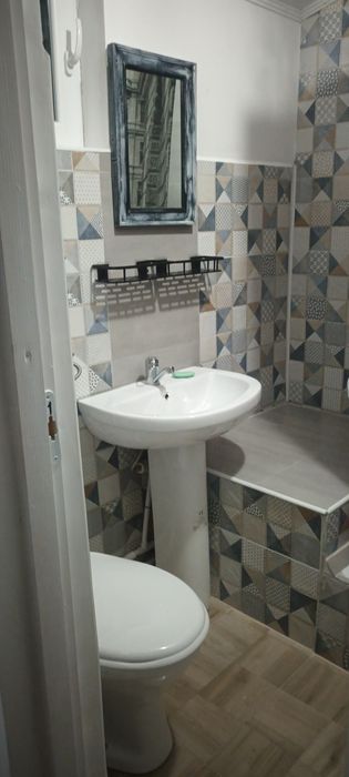 Inchiriez apartament la casa