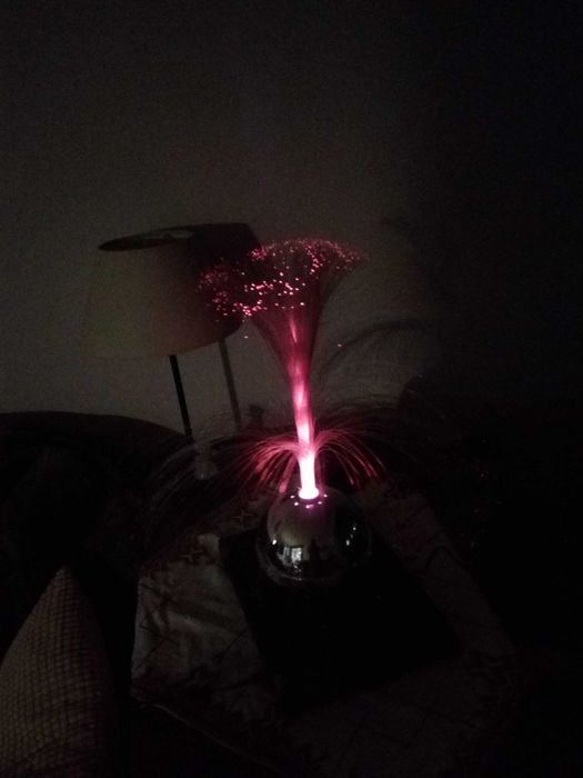 Ефектна настолна лампа