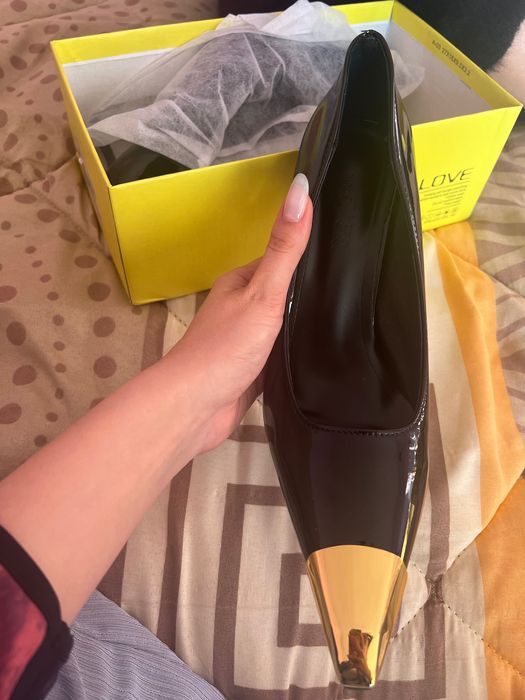 класически лачени токчета със златен елемент, не са носени !