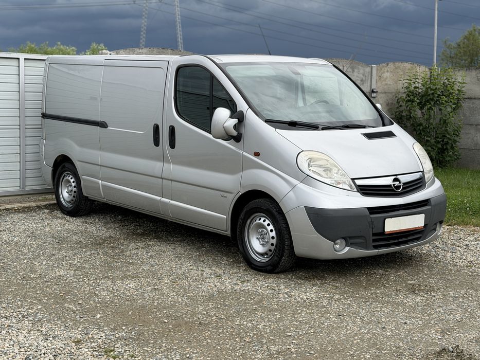 Opel Vivaro Lung  2010 - 2.5 CDTI - 115 CP - Navigatie - A/C - 3 Locuri + Marfa