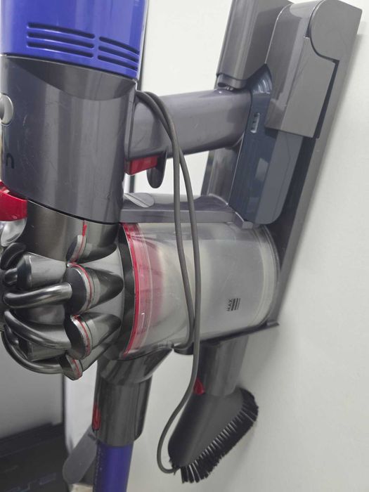 Безжична вертикална прахосмукачка Dyson V8