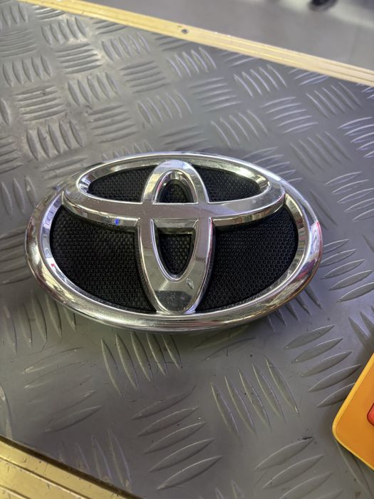 Значок эмблема решетки  камри 40-45