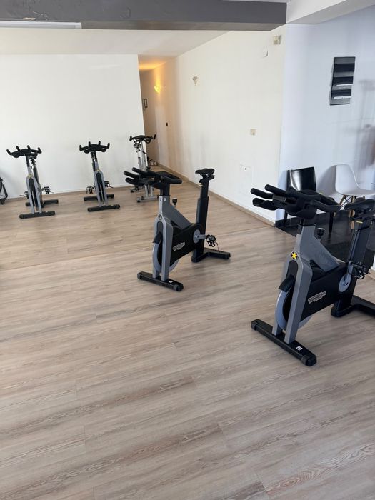 Biciclete spinning Life Fitness si Technogym