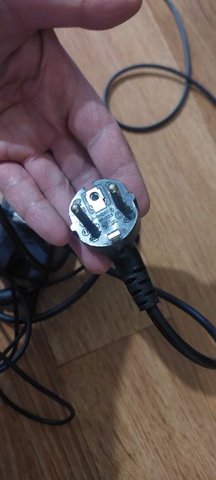 Продам адаптер  для зарядки ноутбука