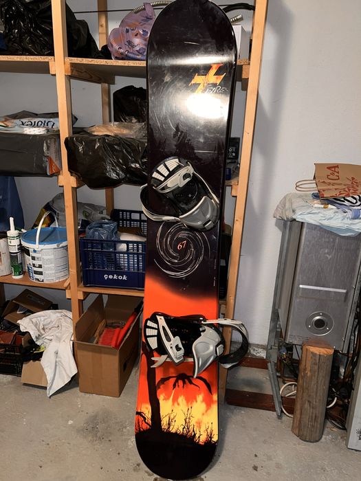 Placă snowboard cu legături model cu dragon și foc