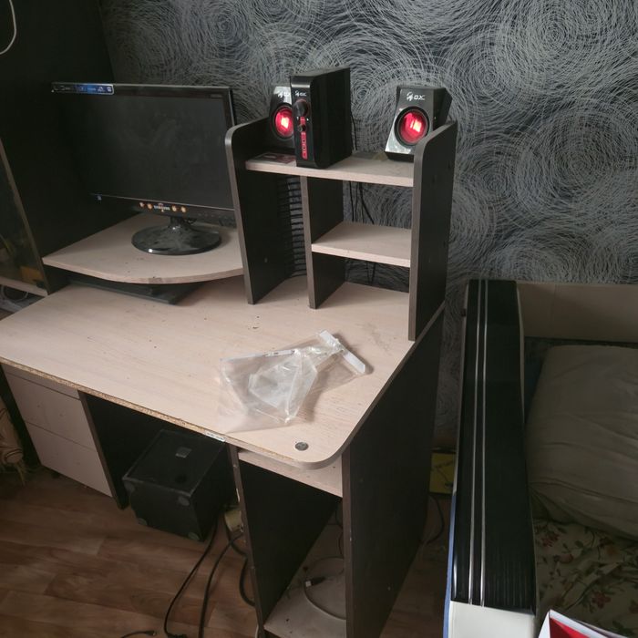 Продам компьютерный стол