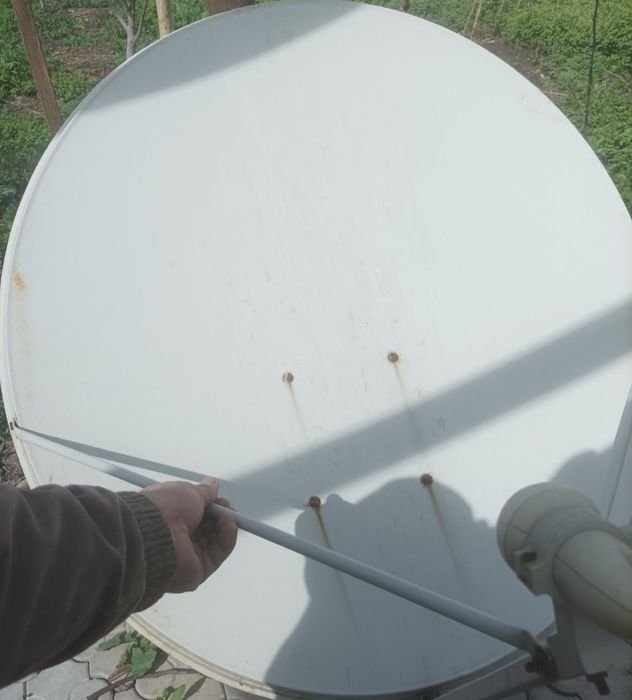 Продаётся антенна параболическая с головкой и тюнером.