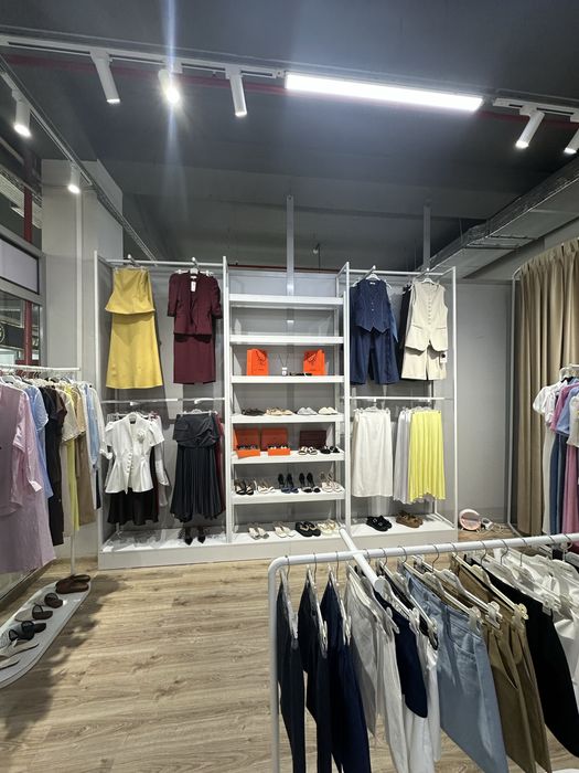 Стойки рейлы манекены для бутика одежды