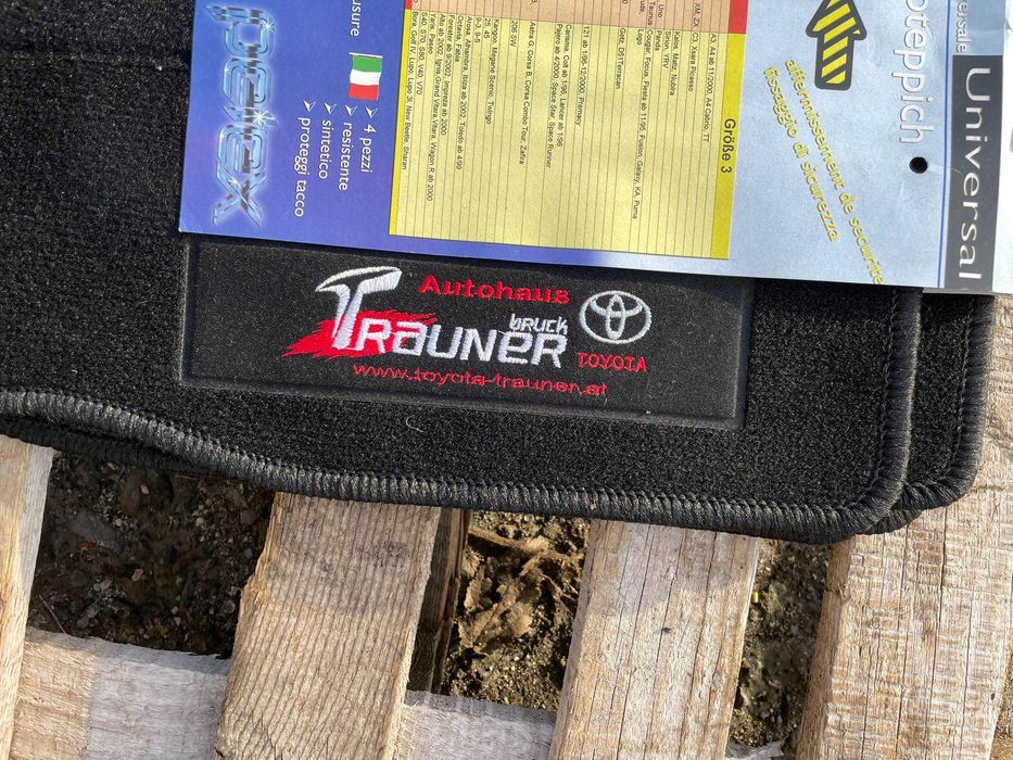 Продавам Универсални Текстилни Мокетни Стелки Черно Toyota