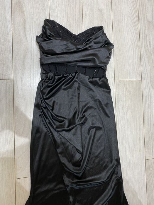 Черна сатенена рокля М