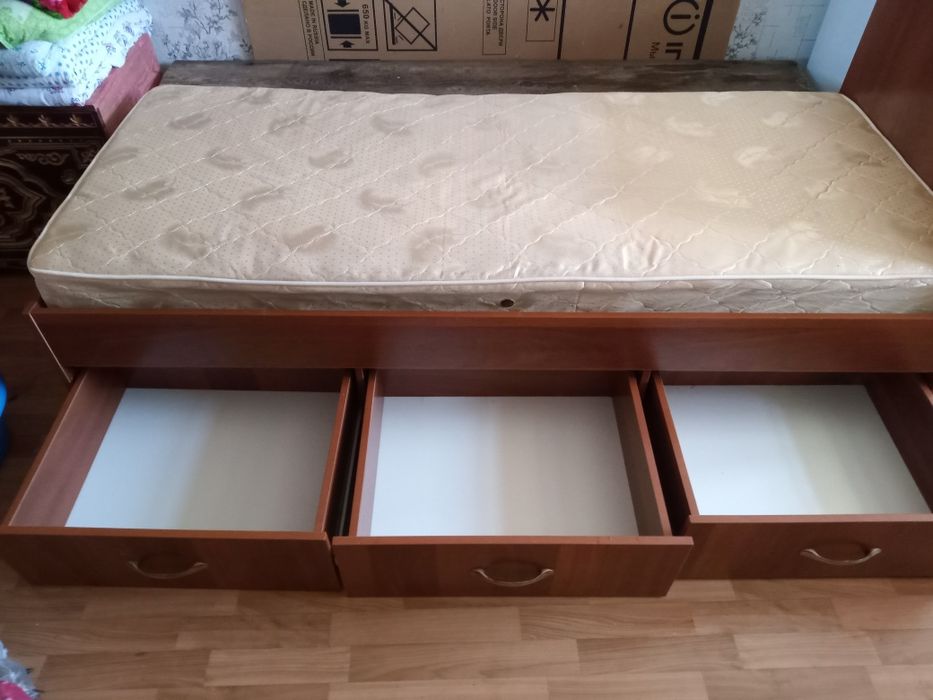 Продам кровать с матрасом