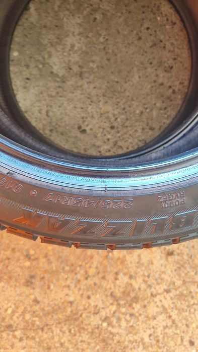 Зимние шины Bridgestone 225/45/17