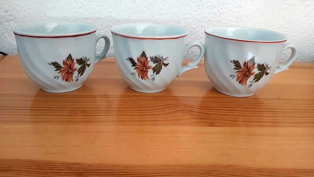 Рядки ретро порцеланови чаши за кафе, произведени в България