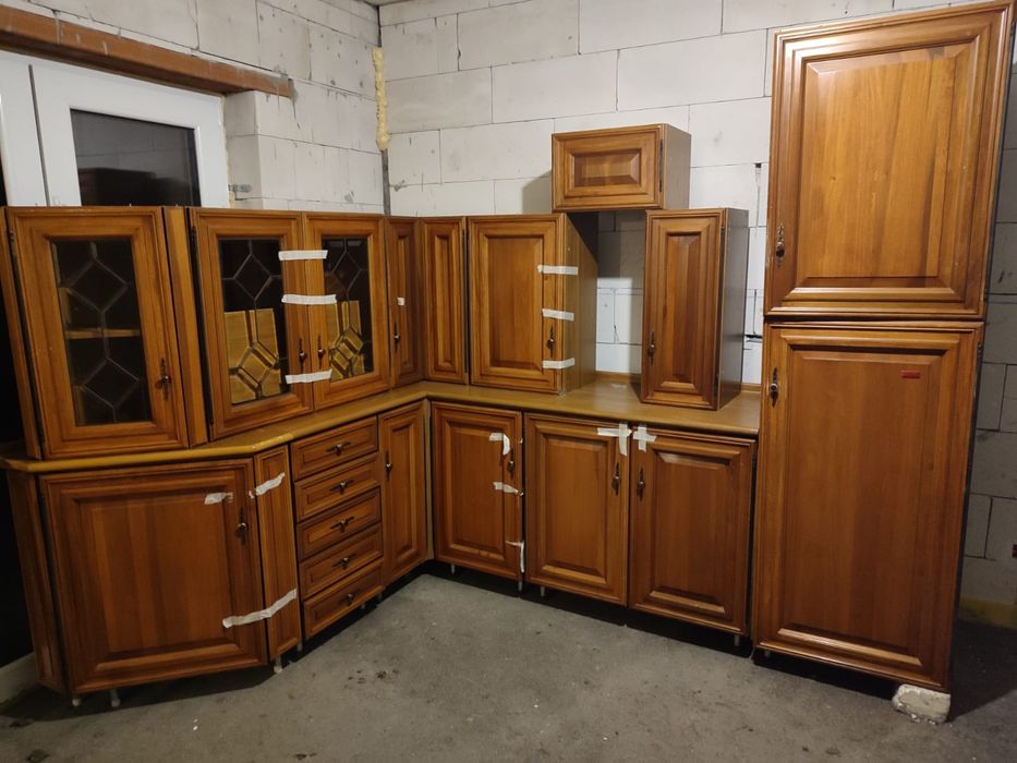 Mobila de bucătărie din lemn masiv