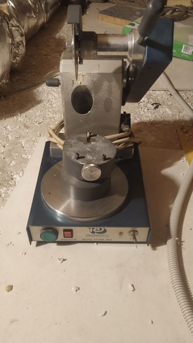 Зъботехнически апарат за рязане, сепариране гипсови пънчета и модели.