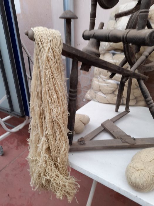 Vând lână toarsă un fir în scul