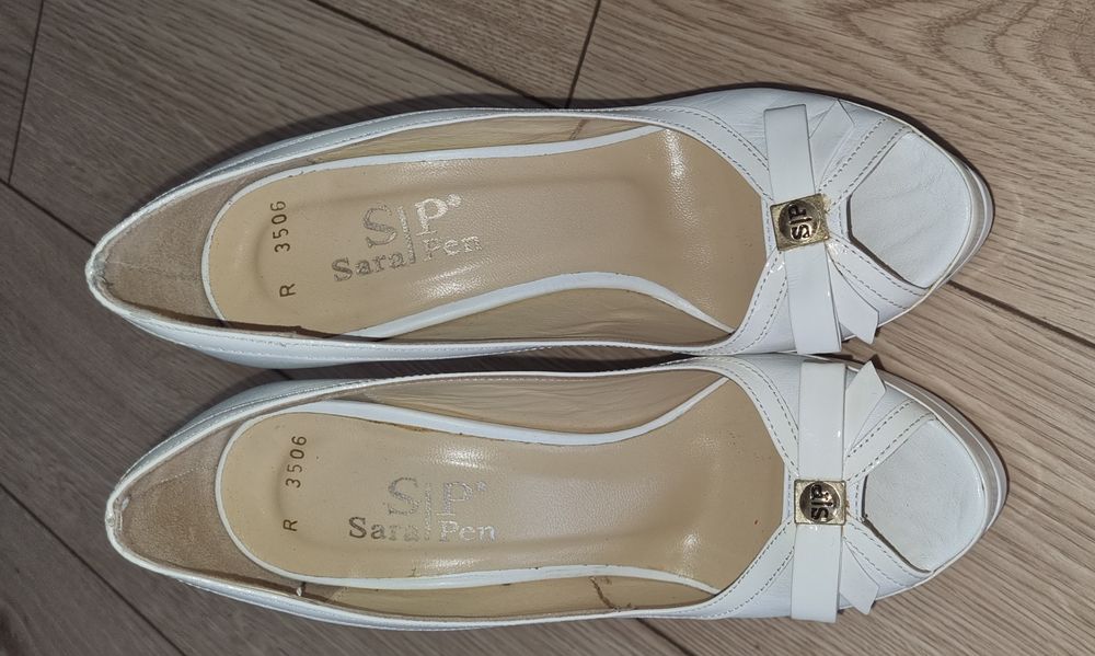 Sara Pen бели на висок ток с платформа