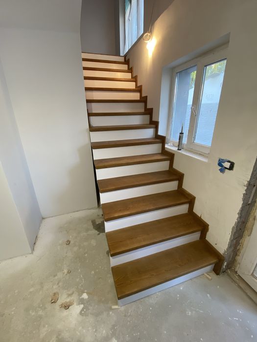 Trepte lemn pe schelet metalic