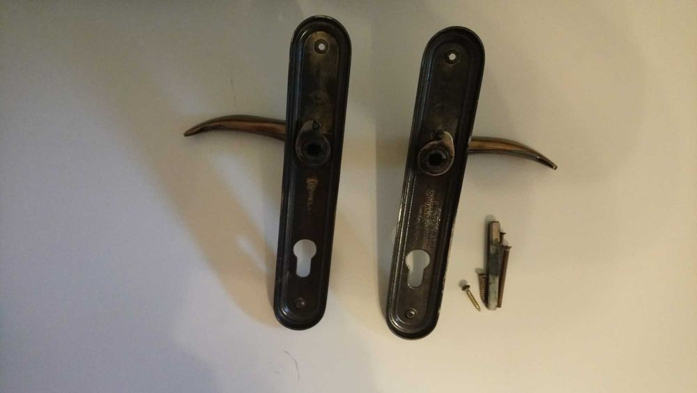 Два комплекта употребявани дръжки за врати със секретни брави