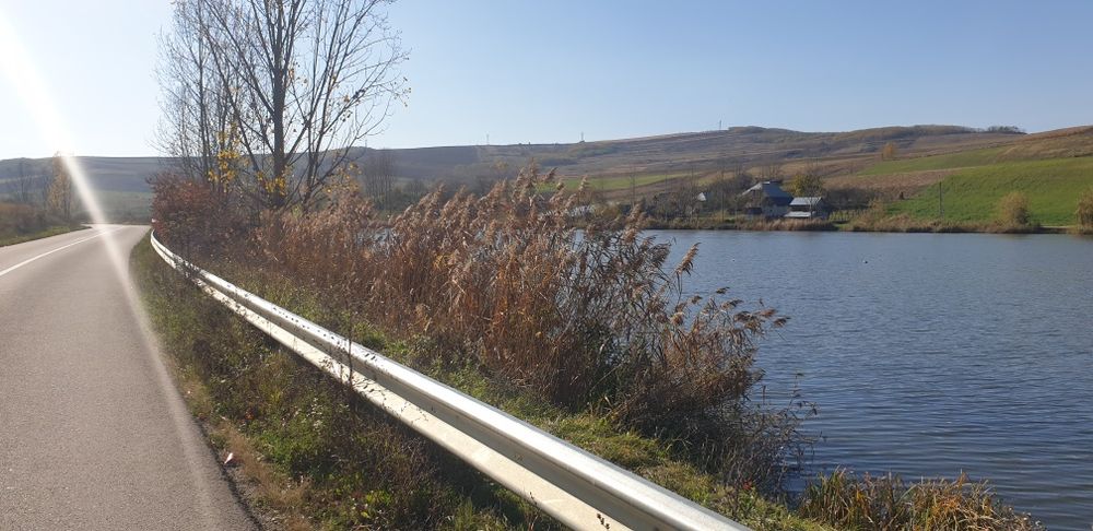 Teren intravilan cu front la Lac