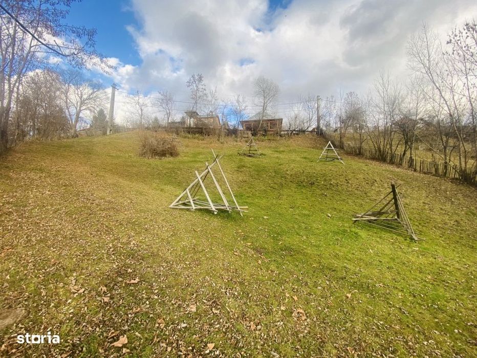 Teren in sat, cu fundatie casa P+1, vedere larga, langa rau