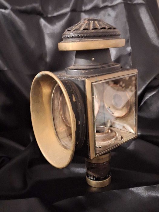 Lampă de caleașcă vintage, din alamă și fier emailat