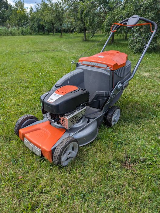 Masina de tuns iarba cu tractiune Husqvarna