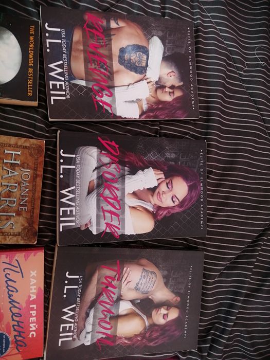 Продавам седем книги