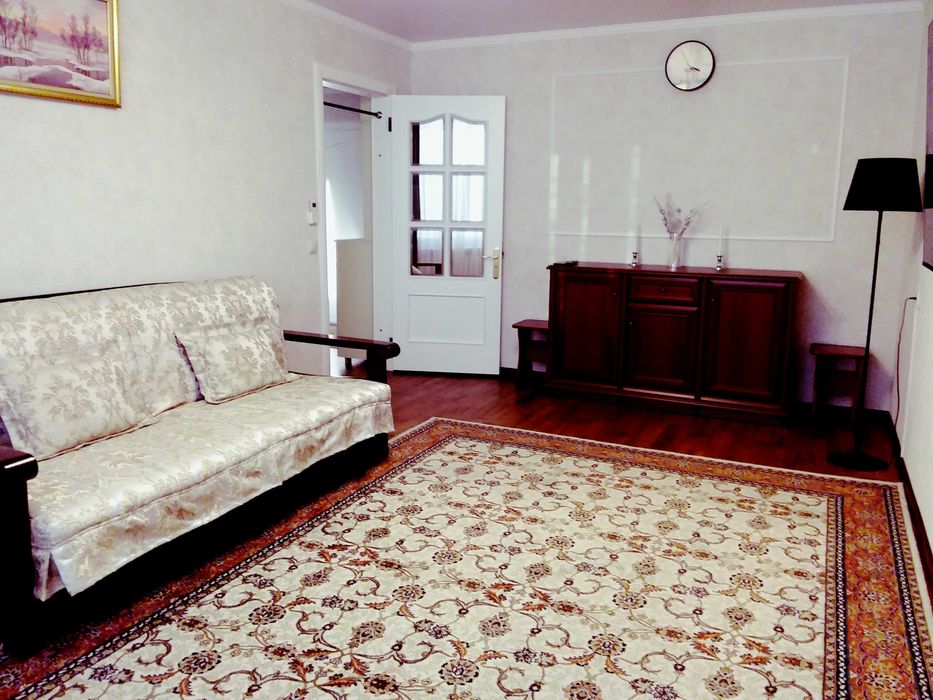 Продается двух комнатная кв. 60кв. Центр.